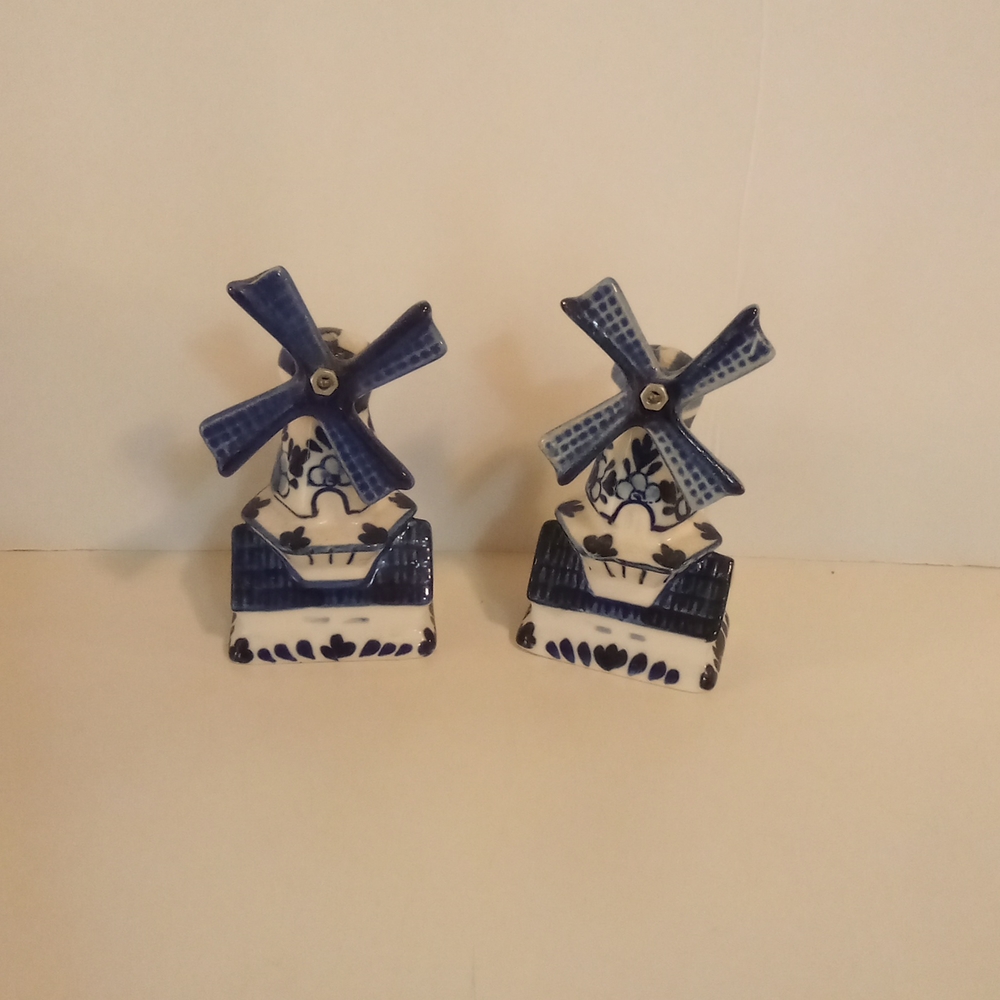 Windmill salt/pepper shakers